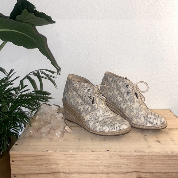 RARE Tom's Dessert Wedge Bootie - Picture 2 of 8